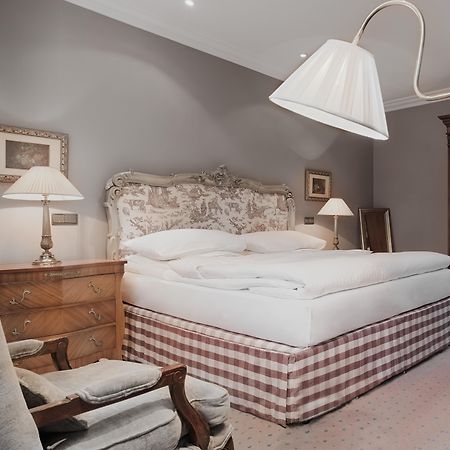 Schlosshotel Βερολίνο Εξωτερικό φωτογραφία A bed with a bed skirt