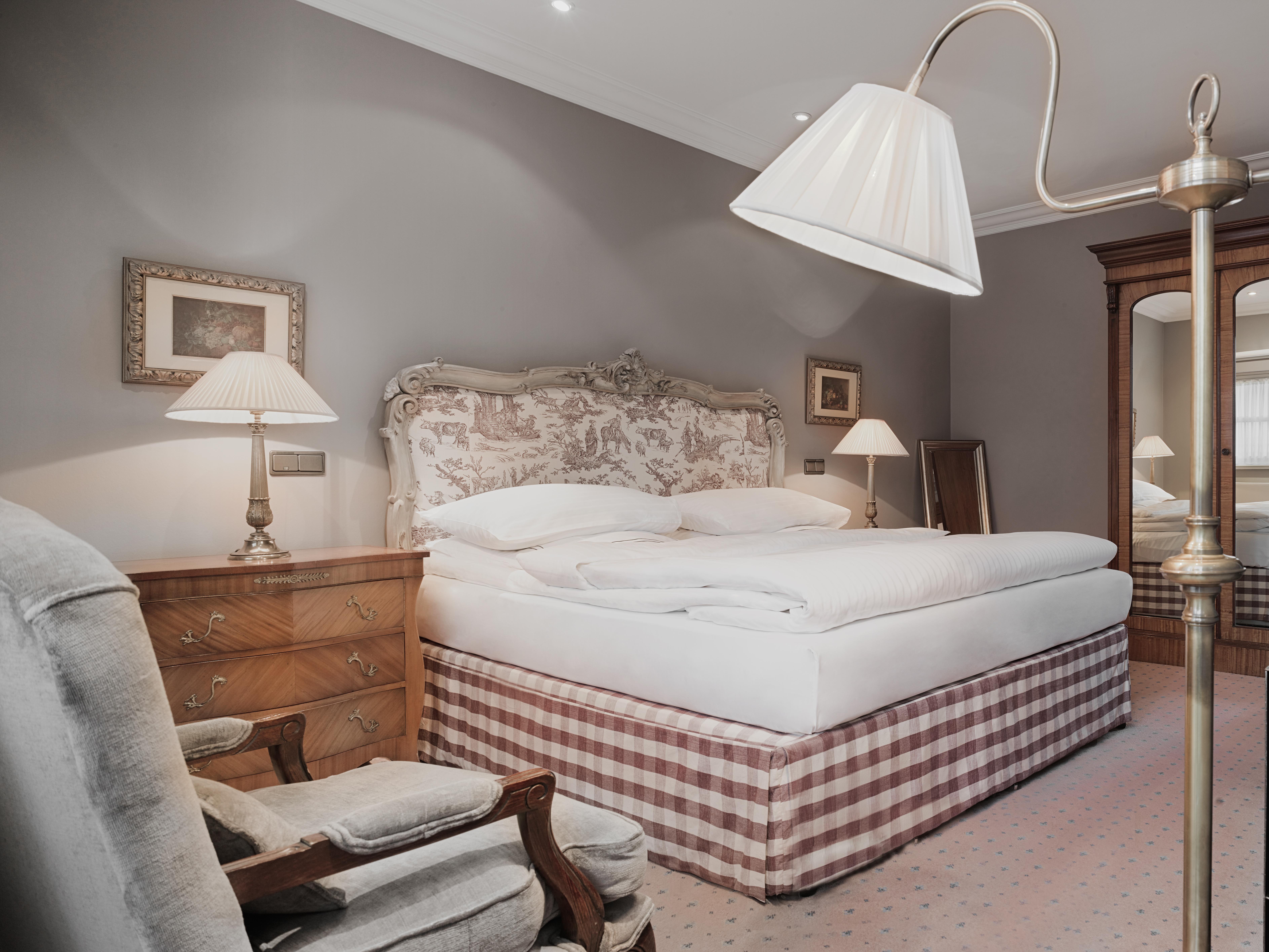 Schlosshotel Βερολίνο Εξωτερικό φωτογραφία A bed with a bed skirt