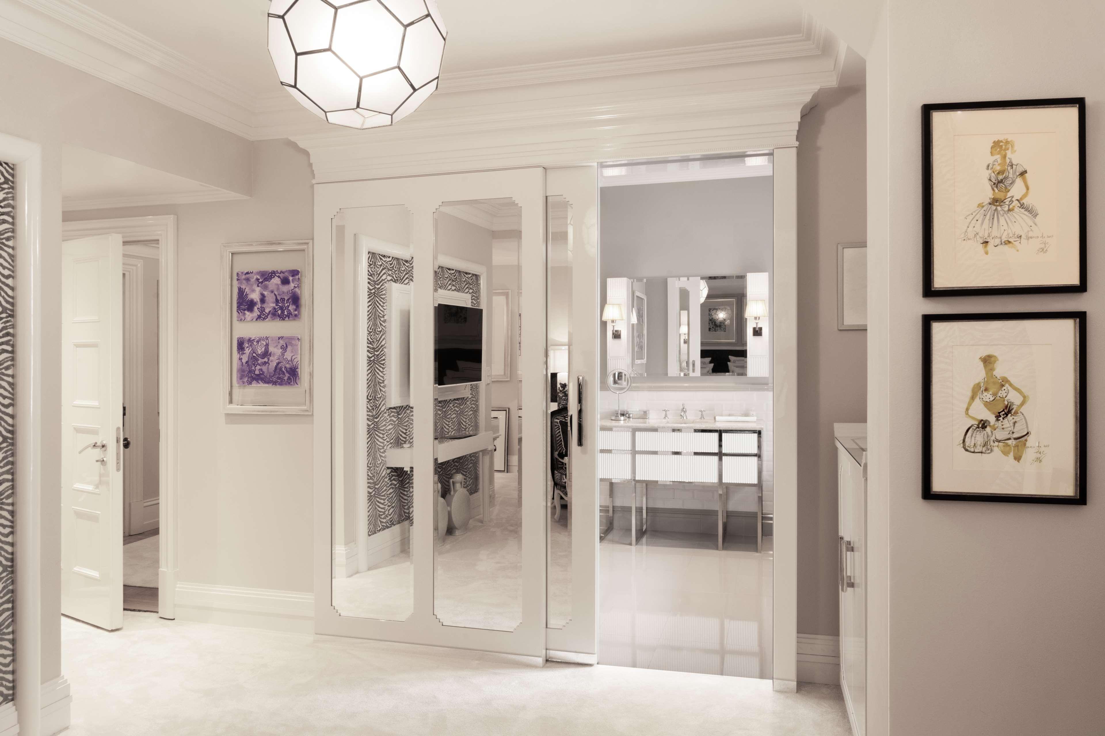 Schlosshotel Βερολίνο Εξωτερικό φωτογραφία A mirrored interior door