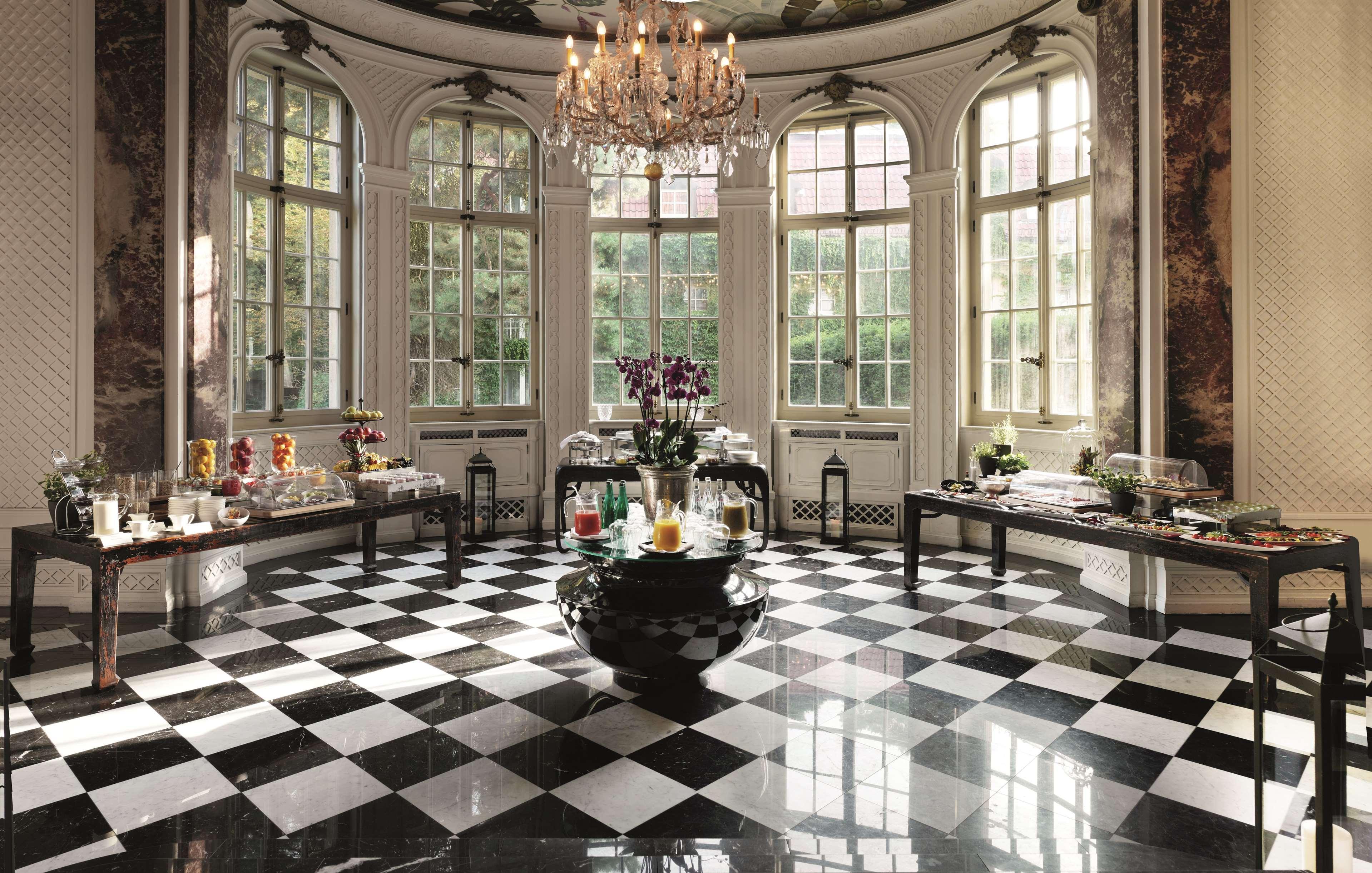 Schlosshotel Βερολίνο Εξωτερικό φωτογραφία The lobby of the Mandarin Oriental, Munich