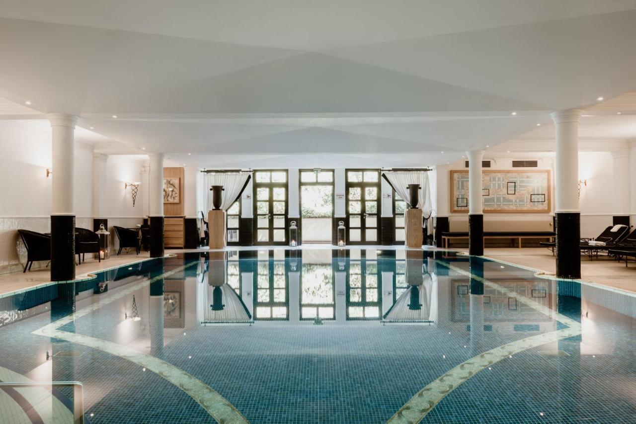 Schlosshotel Βερολίνο Εξωτερικό φωτογραφία The swimming pool at the hotel