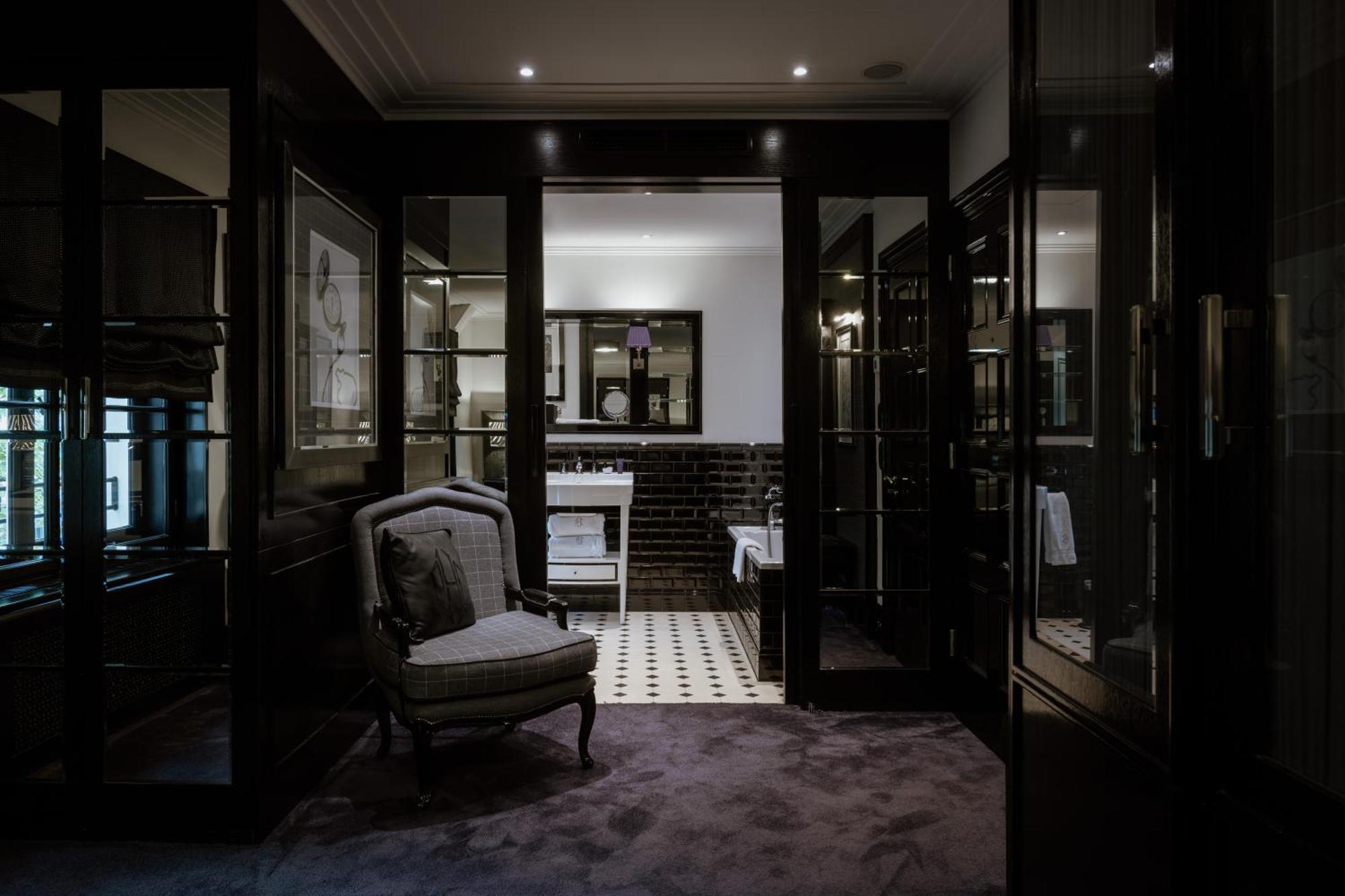 Schlosshotel Βερολίνο Εξωτερικό φωτογραφία The bathroom of a suite at The Ivy Hotel