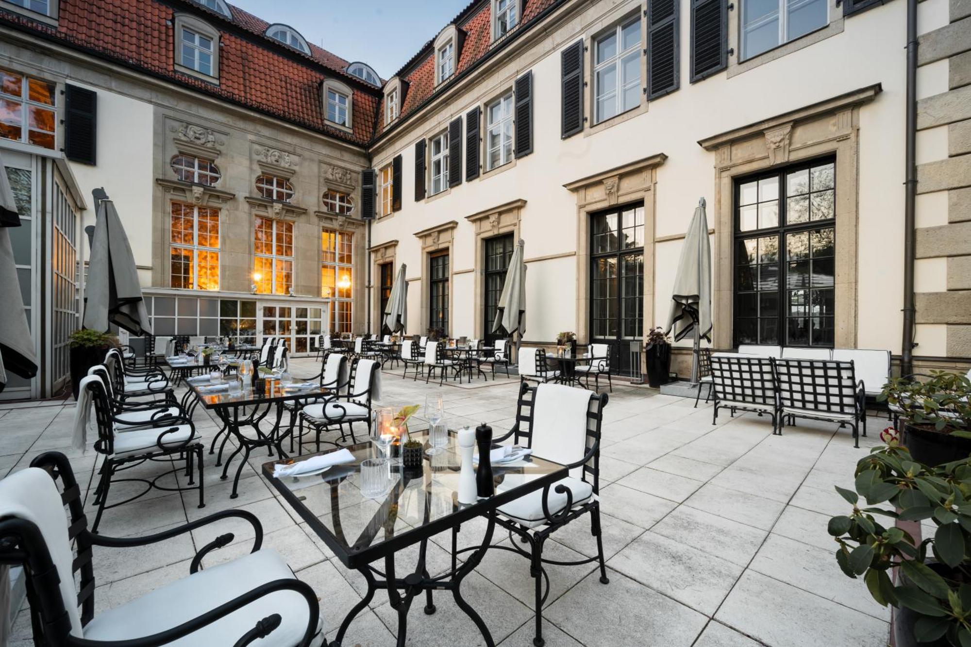 Schlosshotel Βερολίνο Εξωτερικό φωτογραφία The courtyard of the hotel